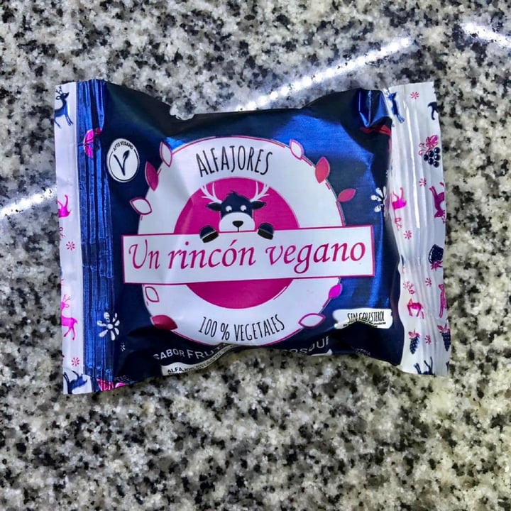 photo of Un Rincón Vegano Alfajor de Frutos del Bosque shared by @mxxxxx on  31 May 2021 - review