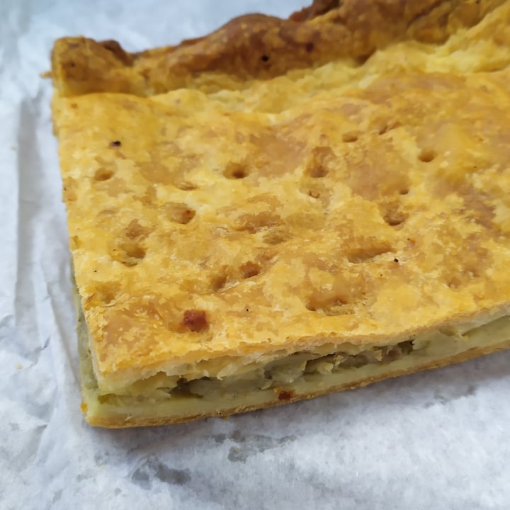 photo of Los Manchegos Panadería y pastelería Empanada de hojaldre relleno de cebolla y espinacas shared by @rominaguch on  12 Nov 2022 - review