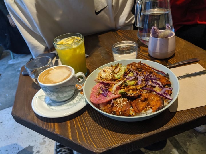 photo of Wholywood Vegan Street Food Avocado Bowl shared by @annaefenton on  04 Jan 2020 - review