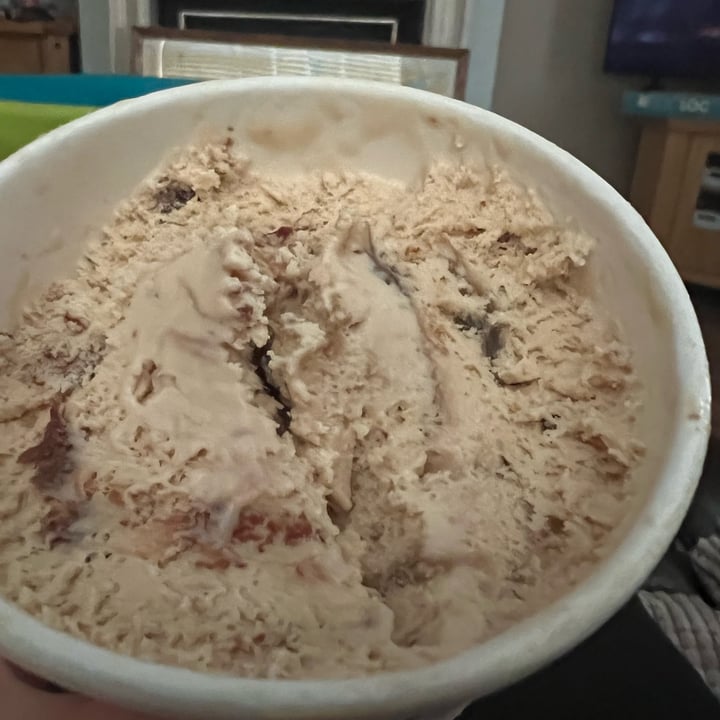 review photo of Ben & Jerry's Salted caramel brownie non dairy shared by @jucaixeta on 09 Oct 2022 - review
