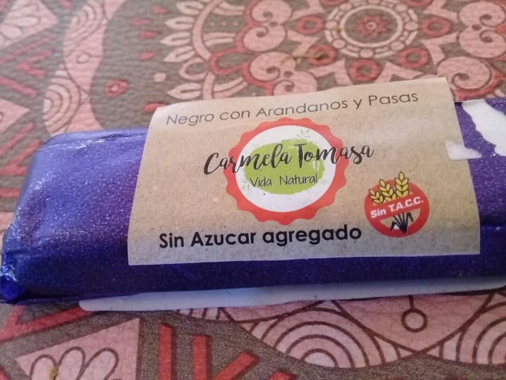 photo of Carmela Tomasa Chocolate Negro Con Arándanos Y Pasas shared by @carolina86 on  26 Feb 2020 - review
