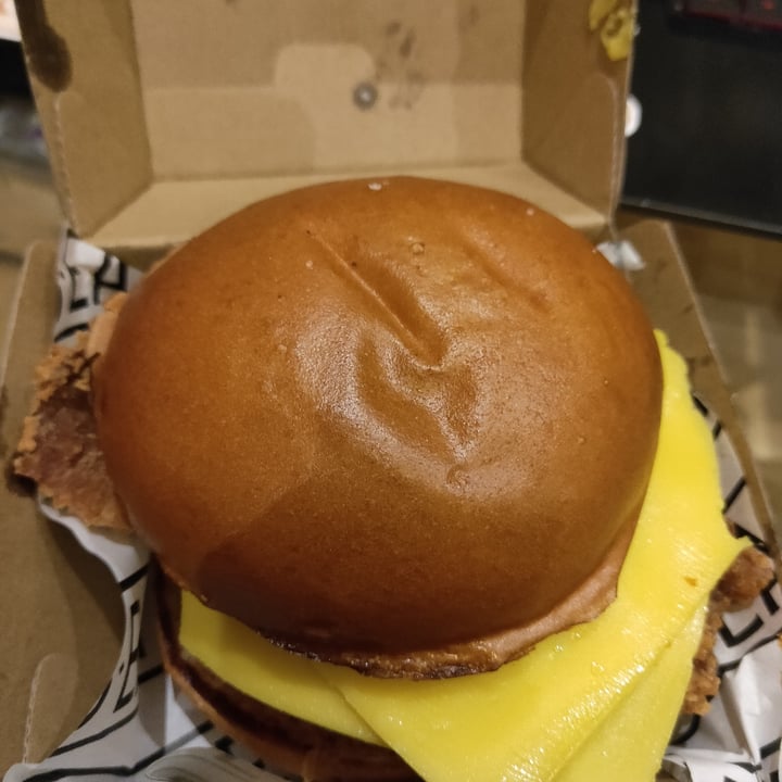 review photo of Henry's Burgers Schnitzroy vegan burger shared by @ethankeen on 28 May 2020 - review