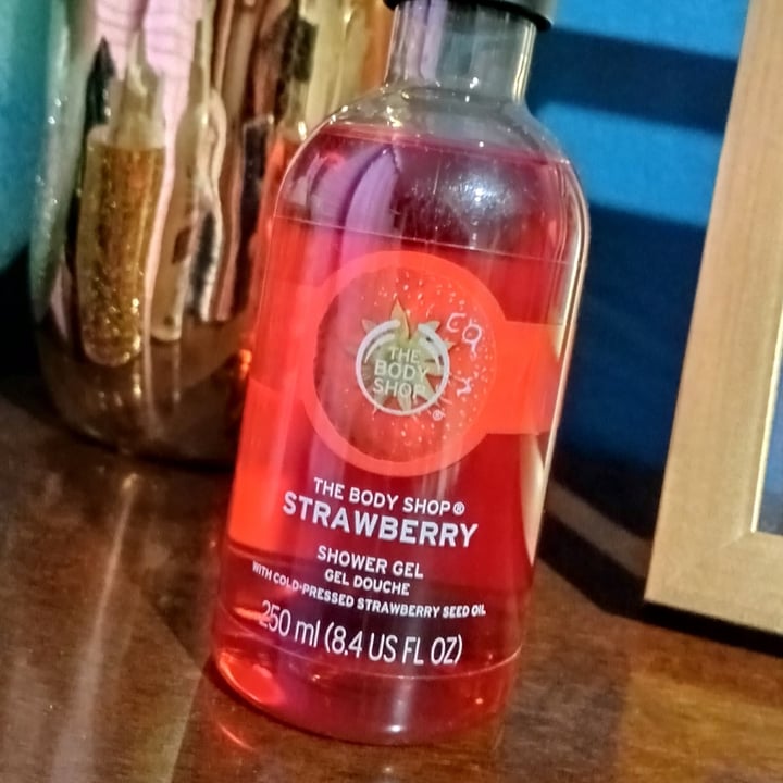 review photo of The Body Shop shower gel strawberry shared by @jolieloveanimals on 07 Aug 2022 - review