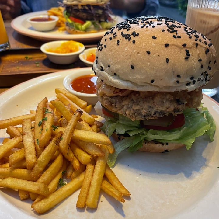 photo of Manggis in Canggu Buttermylk Chicken Burger shared by @gaylenerva on  18 Nov 2022 - review