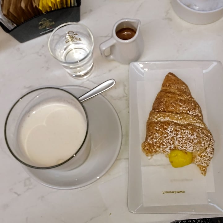 photo of Regis Cafe' vegan brioche con crema shared by @zianena on  29 Jul 2022 - review