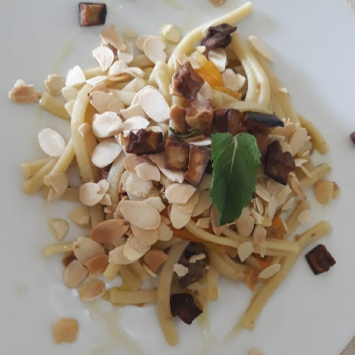 photo of Pesto di Pistacchio Scialatielli con Pomodori Gialli, Melanzane Fritte, Mandorle E Menta shared by @alotlikejess on  28 Nov 2021 - review