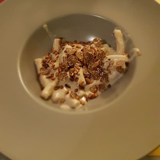 Photo of the dish “Bistecche di sedano rapa alla paprika affumicata con orto di hummus rosa, erbe selvatiche e fiori”