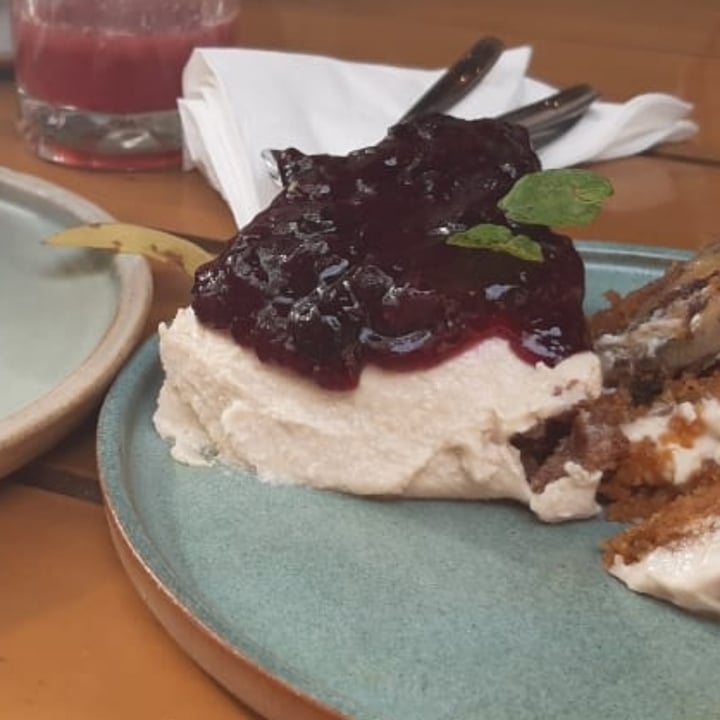 photo of Let it V - Vegan Sushi Cheese cake frutos rojos shared by @verodamico on  22 Aug 2021 - review