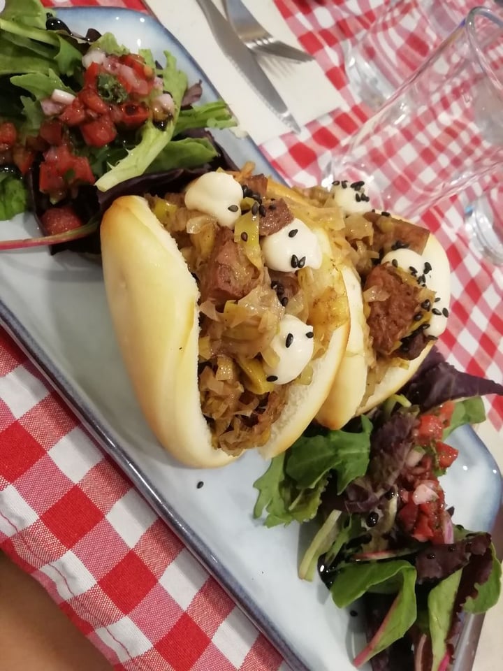 photo of Distrito Vegano Bao con jackfruit shared by @estelamagrini on  01 Apr 2020 - review