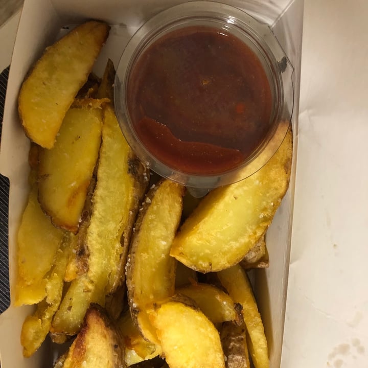 photo of A Porta Verde Patatas gajo con 2 salsas shared by @antiaac on  11 May 2021 - review