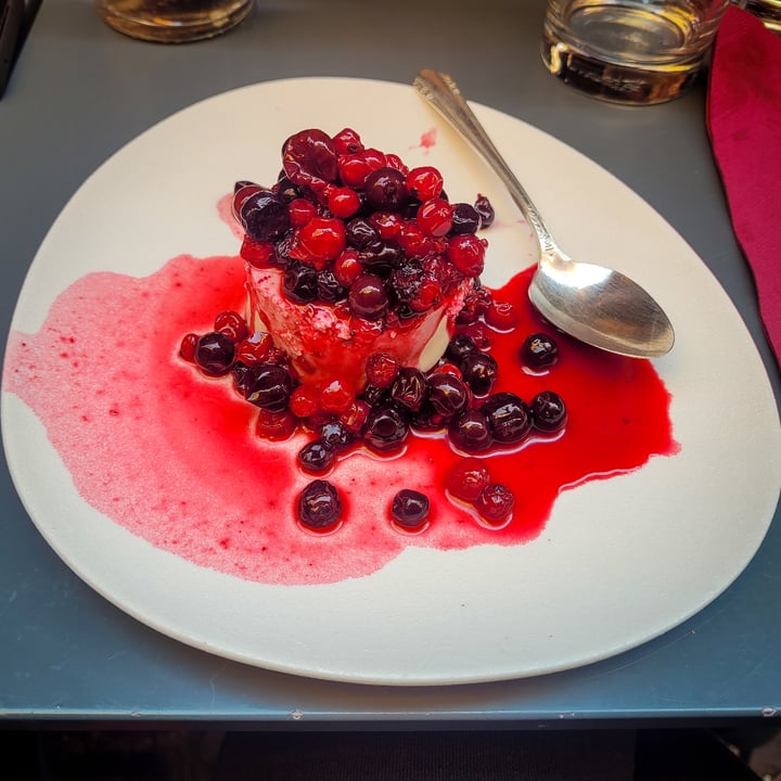 photo of Botanica Lab Cucina Cheesecake Vaniglia E Frutti Rossi shared by @blavinia on  02 May 2022 - review