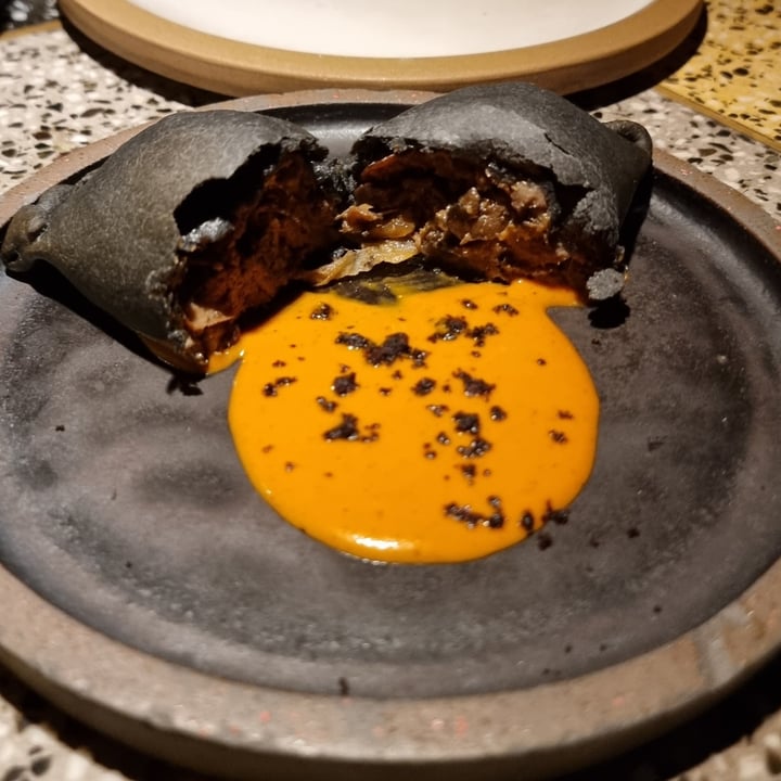review photo of Sacro Empanada carbón activado shared by @julic8 on 28 Nov 2021 - review