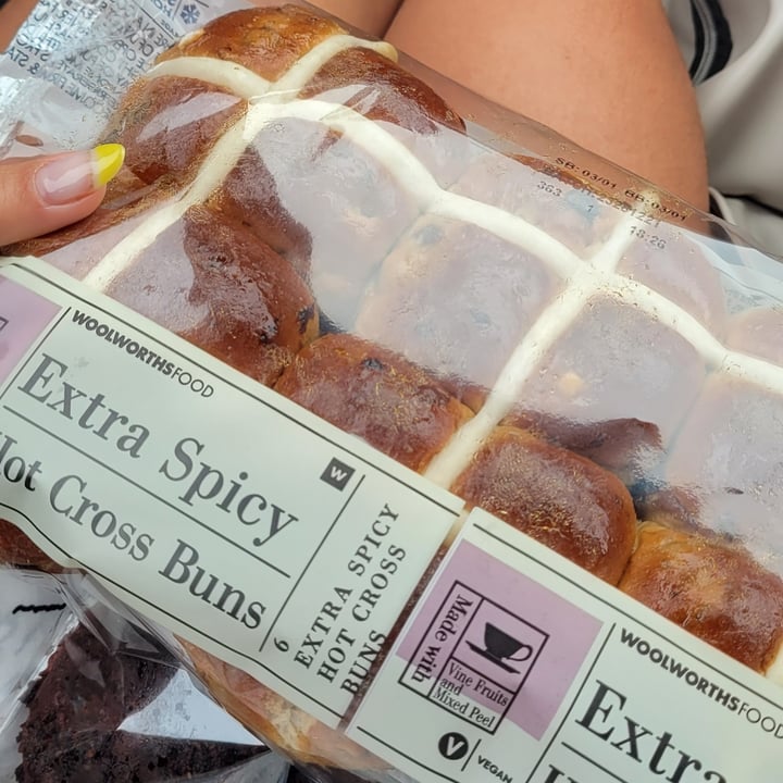 photo of Woolworths Food Extra Spicey Hot Cross Buns shared by @juliianadiniz on  03 Apr 2022 - review