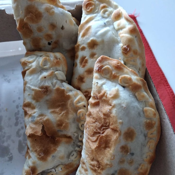 photo of Empanadas de 10 Empanadas De Queso, Choclo Y Cebolla shared by @nadya84 on  25 Jul 2021 - review