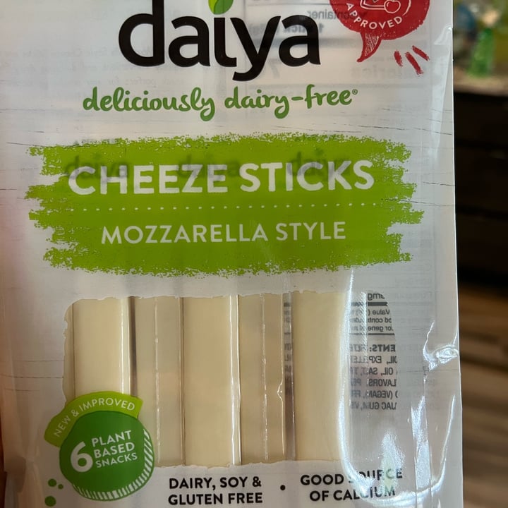 photo of Daiya Cheeze Sticks mozzarella style shared by @fernandasilveira on  19 Apr 2022 - review