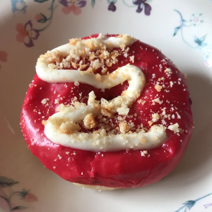 photo of Kjeks - Vegan Cakeshop Himbeer Cheesecake Doughnut shared by @minmarmag on  24 Aug 2021 - review