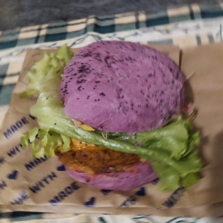 photo of Flower Burger Cherry Bomb shared by @laleo31 on  26 Oct 2020 - review