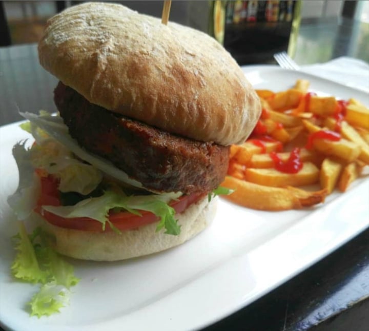 review photo of Garnet Hamburguesa Beyond Burger con patatas shared by @lauranne on 16 Aug 2019 - review