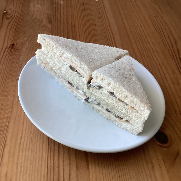 review photo of ioVEG Tramezzini Veg Affettato Vegano Gustoso Con Salsa Delicata E Funghi shared by @serenagrazia on 08 Apr 2022 - review