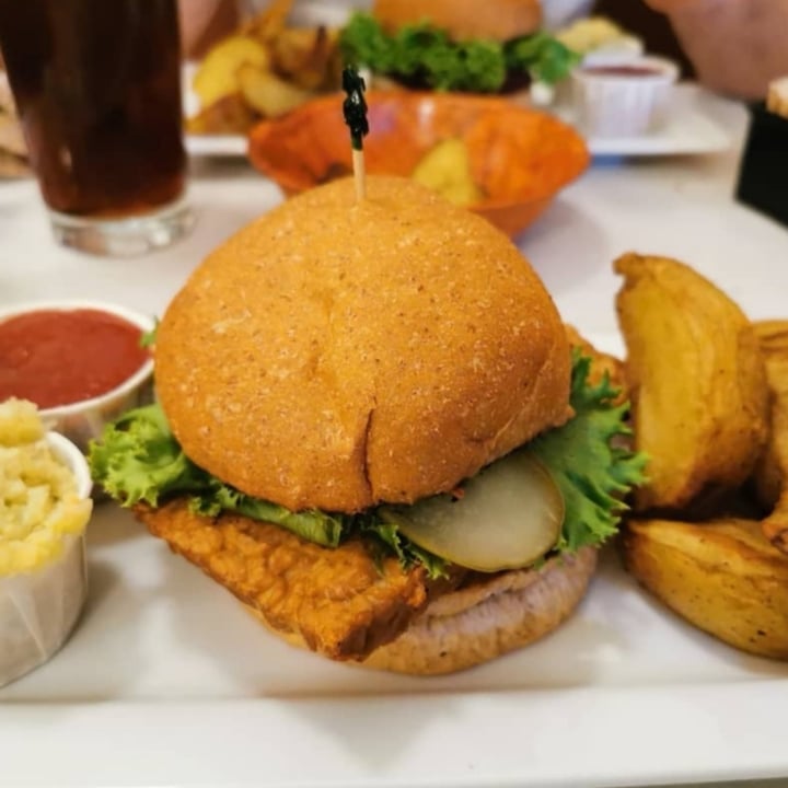 review photo of Aux Vivres Plateau Tempeh Burger shared by @gigisum on 11 Dec 2020 - review