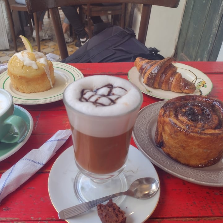review photo of Bohemian territory "Cafe & Pastry" Mocchiato con leche de almendras shared by @sofia8 on 04 Dec 2021 - review