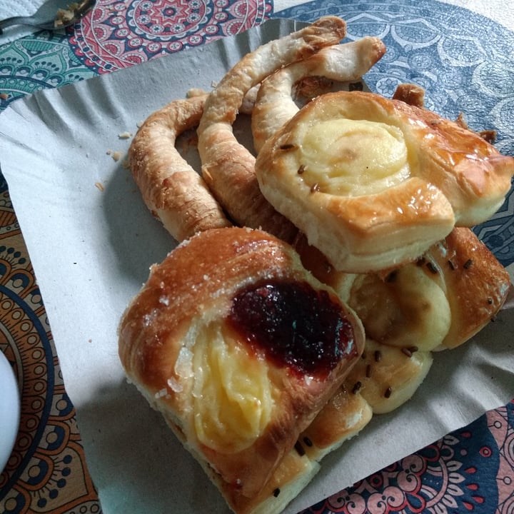 photo of Panaderia Sweet Facturas Con Crema Pastelera Y Membrillo shared by @ericaterreros on  28 Dec 2020 - review