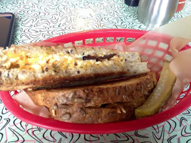 「Grilled cheese sandwich」の料理の写真