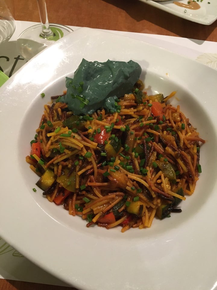 photo of PISTATXO Cocina Vegetariana Fideos fritos con verduras y setas con alioli vegano shared by @mariamarie on  05 Mar 2022 - review