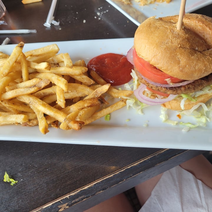 photo of Ruby Tuesday awesome burger shared by @lissraber on  14 Jul 2022 - review