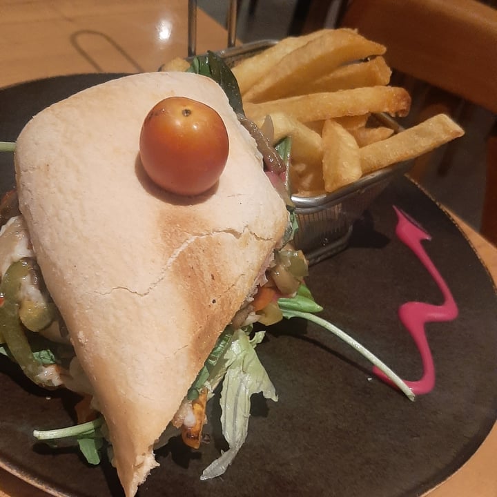photo of Ameno Sandwich/wrap Veggie (En Pan Ciabatta) shared by @manuazc on  14 Feb 2022 - review