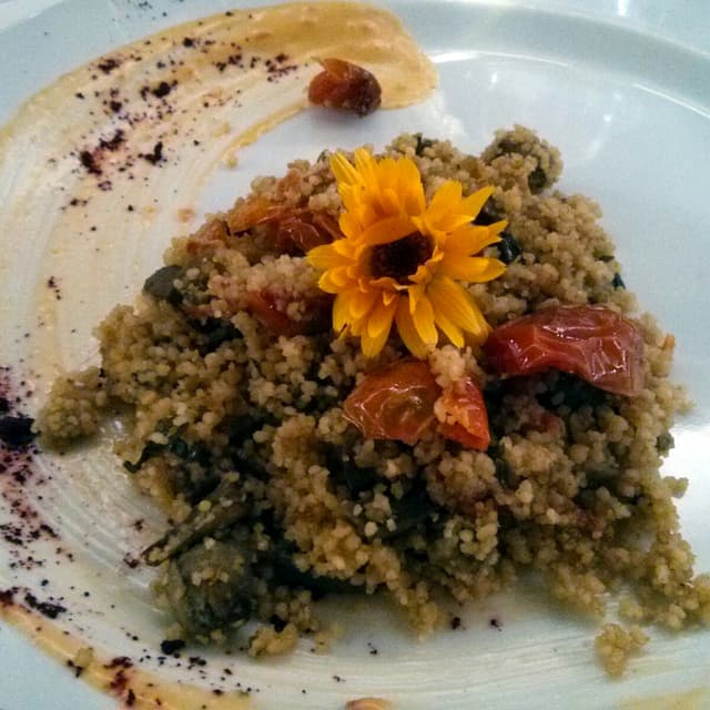 Foto del piatto “Cous cous con melanzane, pomodorini e maggiorana”