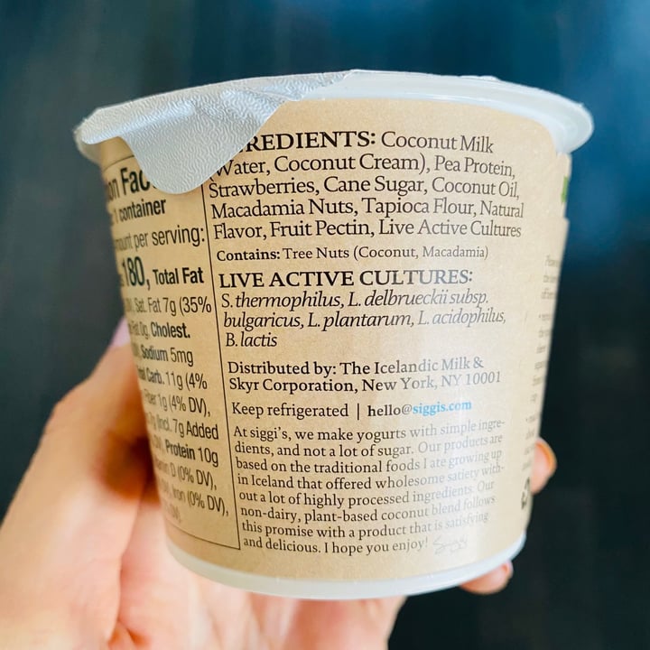photo of siggi’s Strawberry plant-based coconut blend shared by @beckyyy on  28 Jan 2021 - review