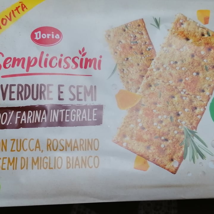 photo of Doria cracker alla zucca, rosmarino e semi di miglio bianco shared by @alexisveg269 on  18 Oct 2022 - review
