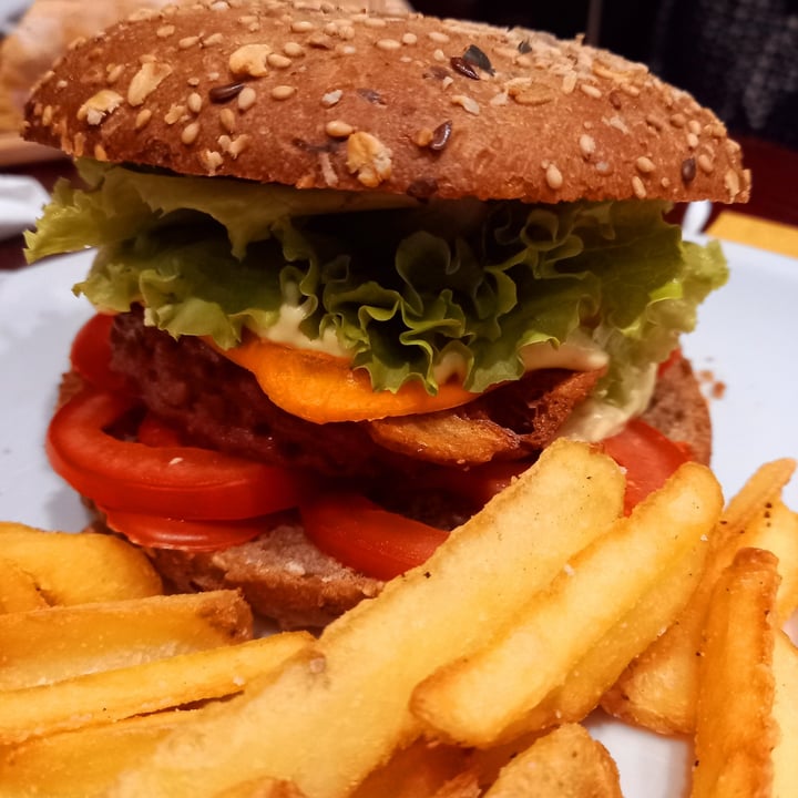 photo of The Millenium Autentico Irish Pub Original Guinness Deluxe burger beyond shared by @melo66 on  16 Jul 2021 - review