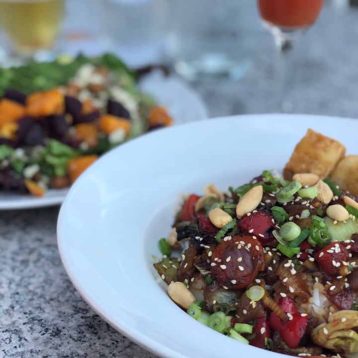 review photo of Earls Kitchen + Bar Vegan Hunan Kung Pao & Quinoa & Avocado Bowl shared by @envisioningvegan on 12 Jun 2021 - review