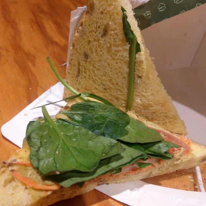 photo of Lavazza Sándwich Vegano con Hummus de Albahaca shared by @chiaraclaire on  02 May 2022 - review