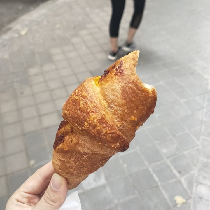 photo of Hacendado Croissant De Albaricoque Con Cúrcuma shared by @lunafernandez on  30 May 2021 - review