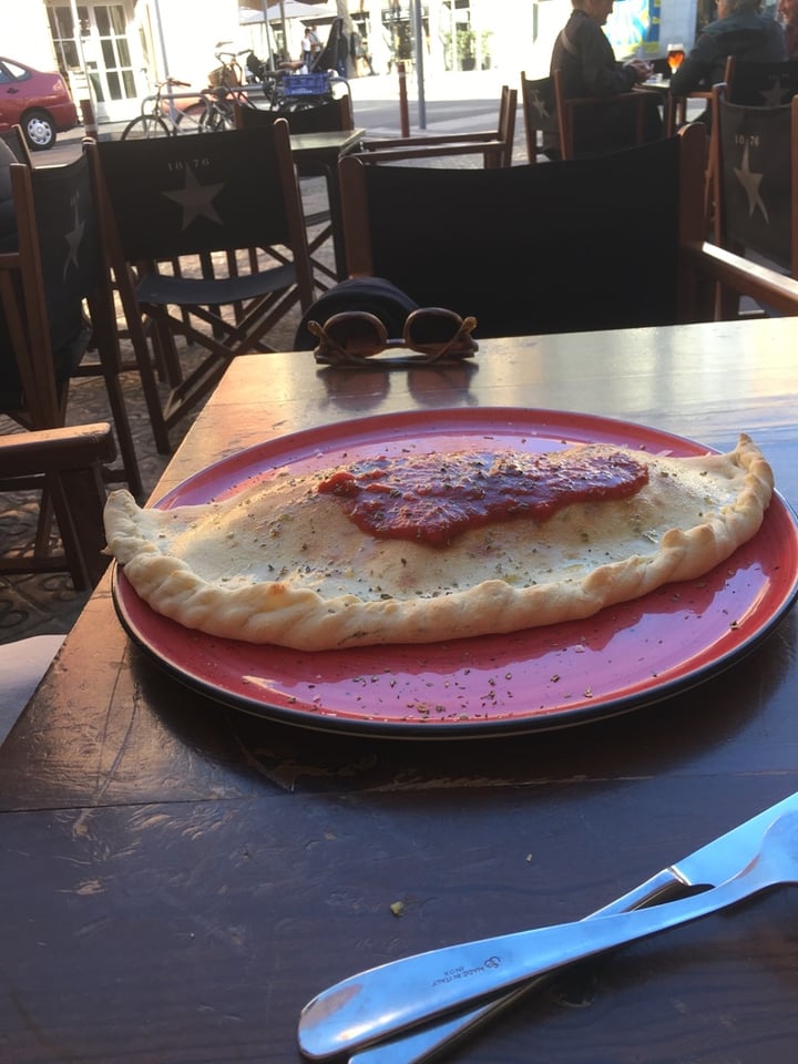 review photo of Blu Bar Calzone Jamón Y Queso Y Champiñones shared by @salcarma on 29 Mar 2020 - review
