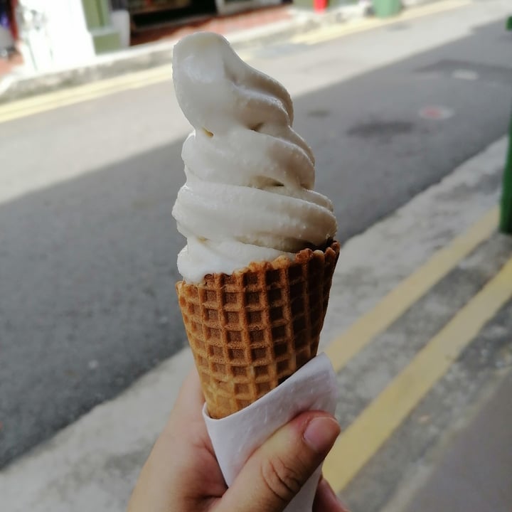 photo of Everyday Vegan Pte. Ltd. Oatmilk soft serve shared by @huilin on  12 Aug 2022 - review