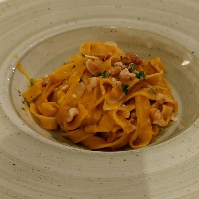 菜肴“Tagliatelle alla zucca e noci”的照片