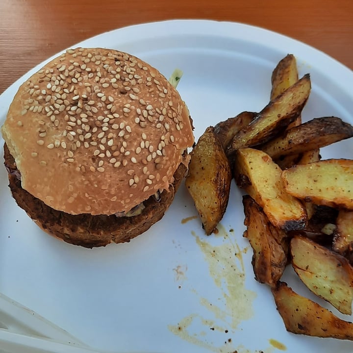 photo of Veg Eat gastronomia biologica da asporto Burger di ceci e patate shared by @saraborsati on  02 May 2022 - review