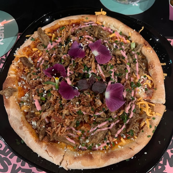 photo of Vegan Junk Food Bar pizza shared by @holasoymylk on  24 Apr 2022 - review