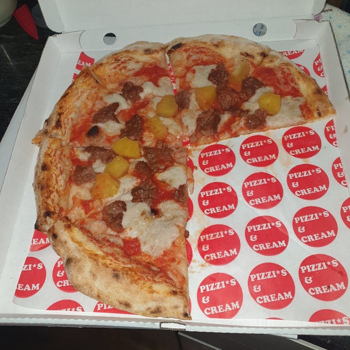 photo of Pizzis and Cream Pizza Beyond Hawaii shared by @janaplantpowered on  27 Nov 2021 - review