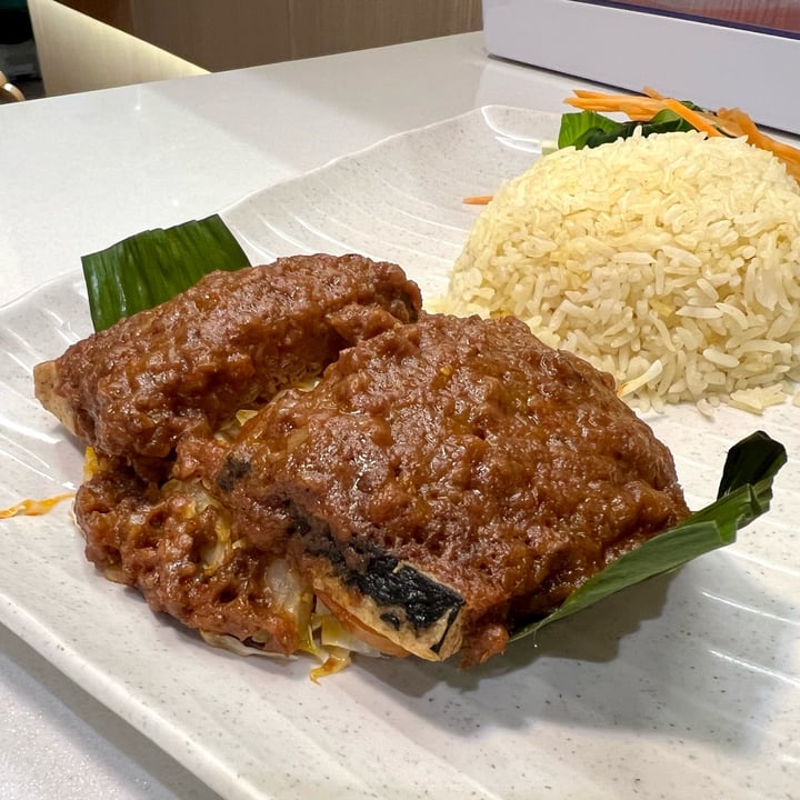 photo of Red Apple Veggie Café Banana Leaf Baked Fish 蕉叶烤鱼 shared by @erialc on  26 Sep 2022 - review