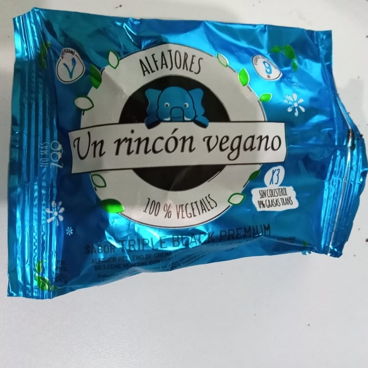 review photo of Un Rincón Vegano Alfajor Triple Black Premium shared by @cinthiaarale on 24 Aug 2021 - review