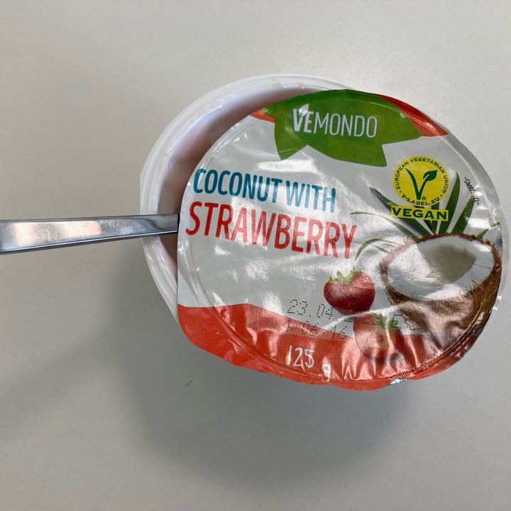 photo of Vemondo Yogurt cocco e fragola shared by @lalex on  20 Apr 2022 - review