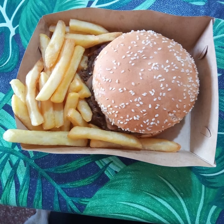 photo of Monte mac Hamburguesa de lentejas con papas fritas shared by @juanalamothecoulomme on  04 Oct 2021 - review