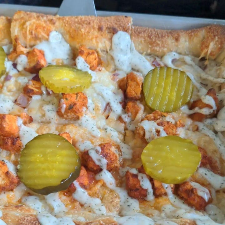 photo of 4th & State BBQ Chick’n Stuffed Crust Pizza shared by @ghundley on  27 Oct 2021 - review