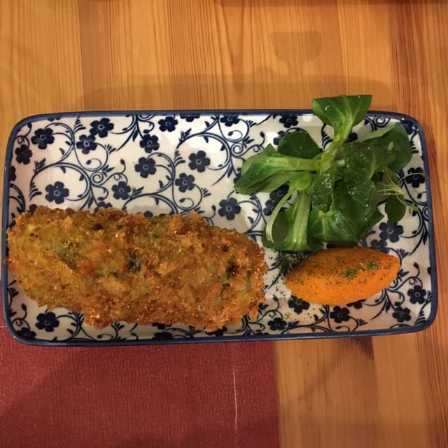 菜肴“Crocchè di patate e friarielli con panatura di pane cafone”的照片