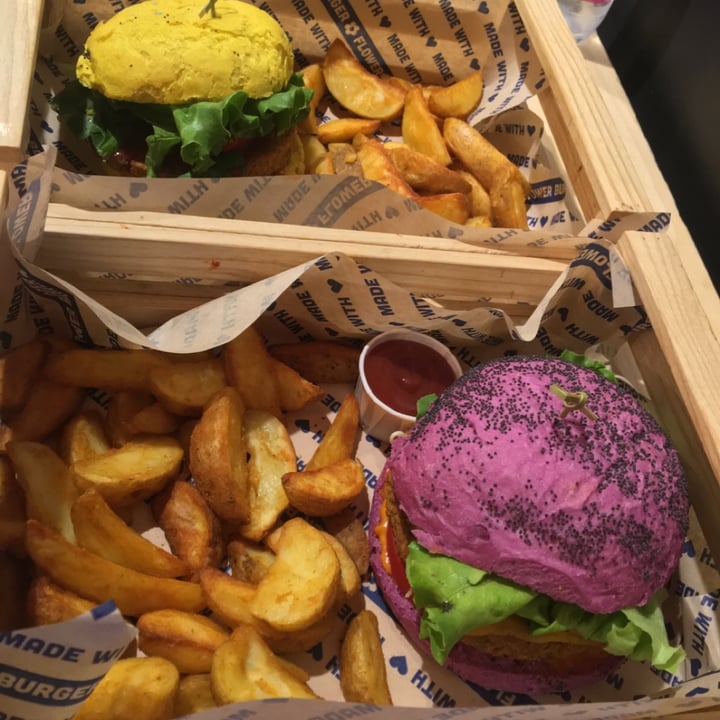 review photo of Flower Burger Cherry Bomb shared by @silvia1908 on 23 Mar 2022 - review